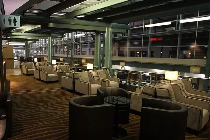 Edmonton International Airport Plaza Premium Lounge - Second Medium