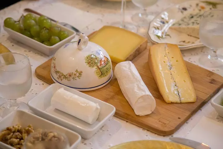 Dégustation de fromages et de vins dans le quartier latin avec le c...