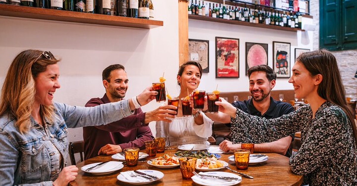 Experiencia privada de tapas y vinos con espectáculo flamenco en Sevilla