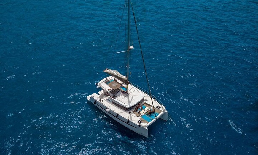 Image 5: Exclusiva experiencia privada en catamarán de lujo