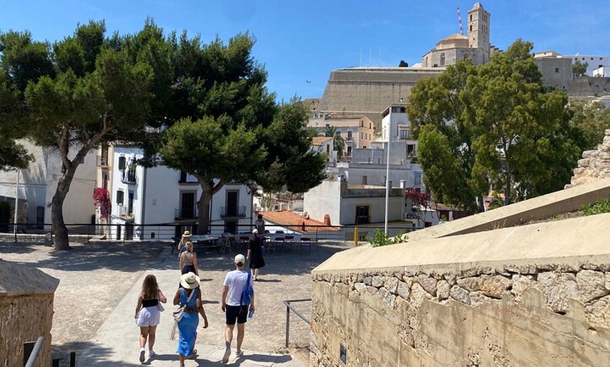Image 3: Visita Nocturna Guiada a Dalt Vila Ibiza con Copa de Sangría