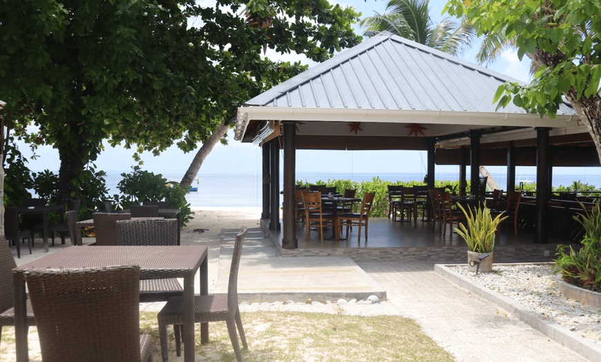 Image 8: ✈ SEYCHELLES | Ile de Praslin - Hotel Villas de Mer 3* - Bord de mer