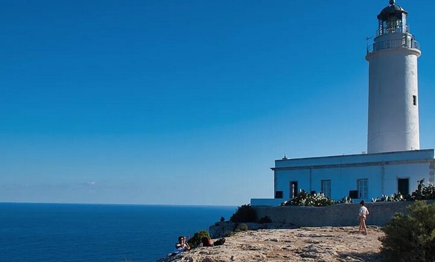 Image 18: Crucero de Ibiza a Formentera con snorkel, paella y barra libre