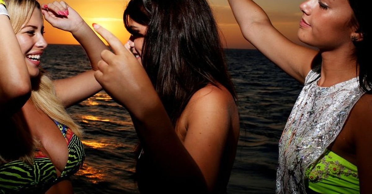 Cartel de Sunset boat party en Ibiza con entrada a club y O Beach