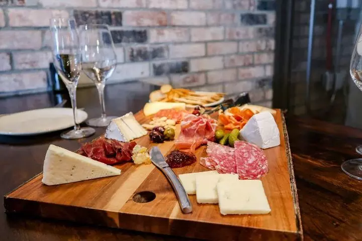 5-Hour Traverse City Wine Tour: 4 Wineries on Old Mission Peninsula