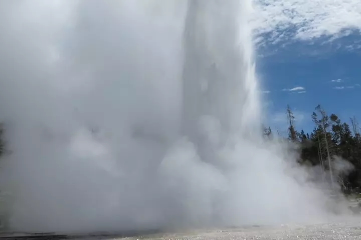 Yellowstone Hot Springs and Geyser Basins Tour - Second Medium