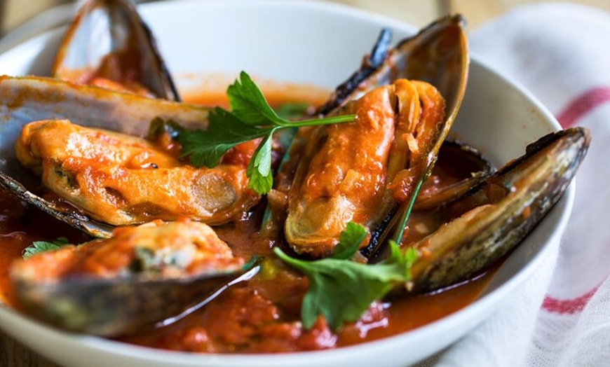 Image 2: Clase de Cocina de Tapas Cerca de Las Ramblas + Vino (4 - Curso de ...