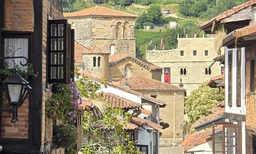 Image 5: Santillana del Mar y la Colegiata medieval de Santa Juliana