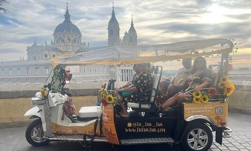 Image 2: Tour Panorámico con Guía Privado en Tuk Tuk Amarillo desde Madrid