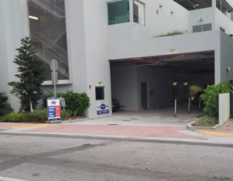 Parking at 4000 Collins Ave. Garage - Valet - Second Medium