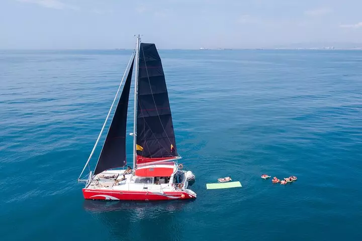 Crucero en catamarán por Barcelona con tapa y bebida incluidas