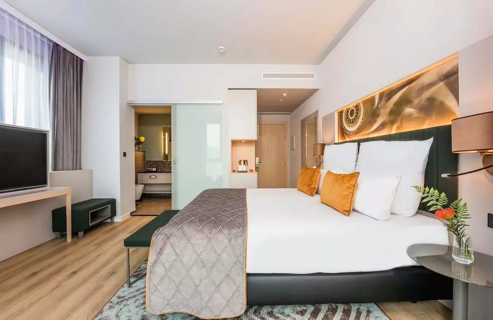 ✈ SPANIEN | Barcelona - Leonardo Royal Hotel Barcelona Fira 4*, 2 N...