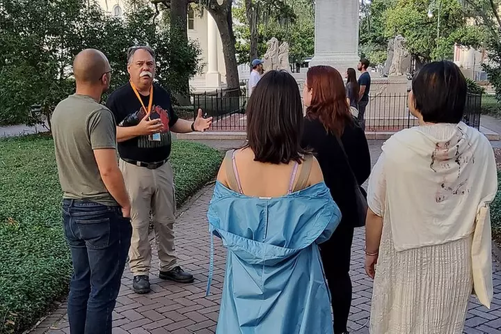 Behind the Plaques - 2 Hour Historical Walking Tour in Savannah