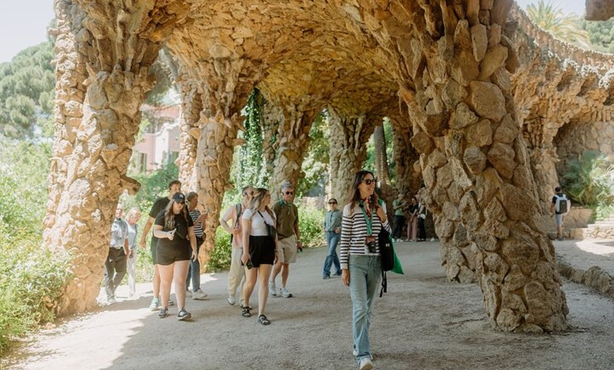 Image 12: Barcelona En un día Sagrada, Park Güell, casco antiguo y teleférico