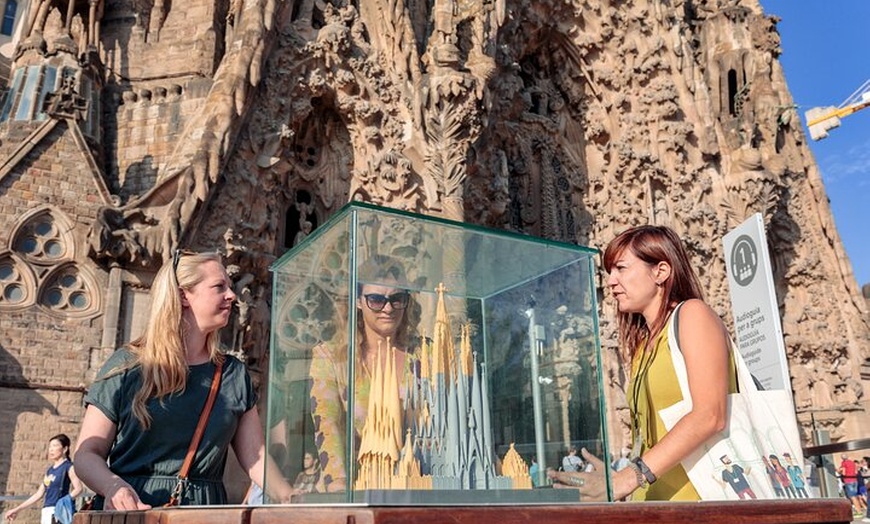 Image 2: Tour completo por Gaudí : Casa Batlló, Park Güell & Sagrada Familia
