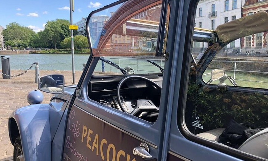 Image 4: Visite privée de 30 minutes de la ville de Lille en 2CV décapotable