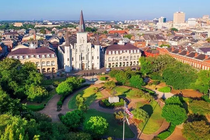 New Orleans City and Cemetery Tour with Garden District Stroll