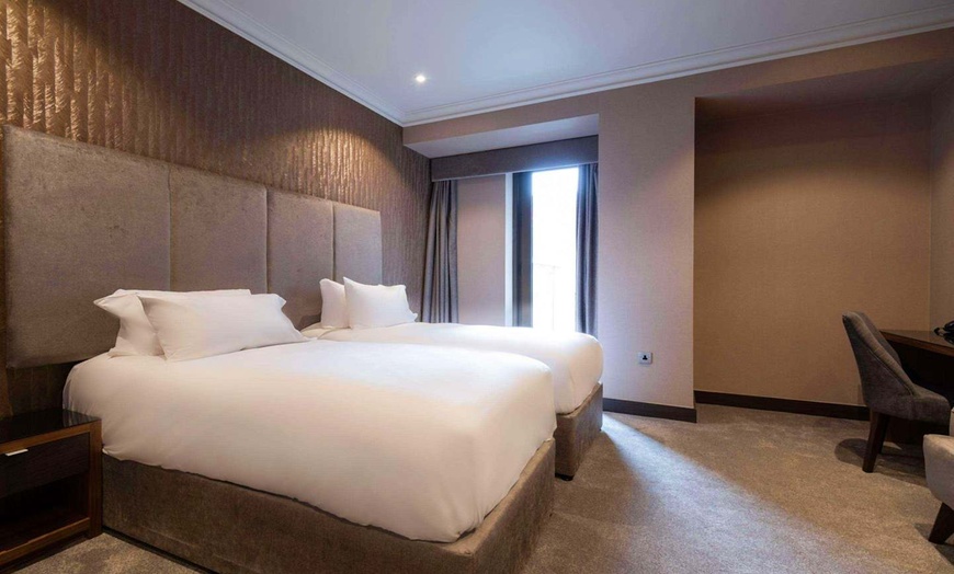 Image 2: ✈ IRLANDE DU NORD | Belfast - Ten Square Hotel, an Ascend Hotel Col...