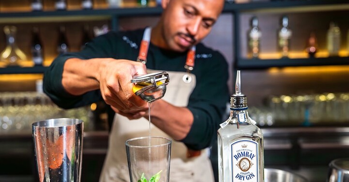 Clase de coctelería con un mixólogo en Barcelona