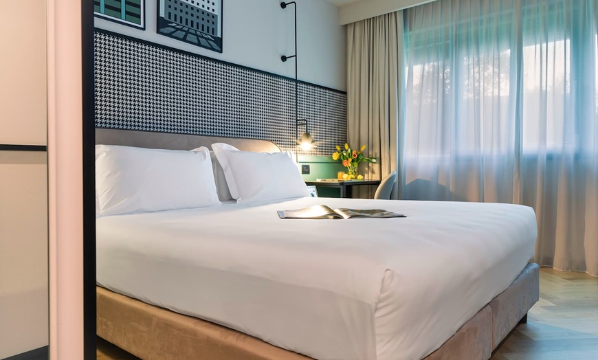 Image 5: ✈ ITALIA | Bologna - Living Place Hotel 4* - Piscina esterna