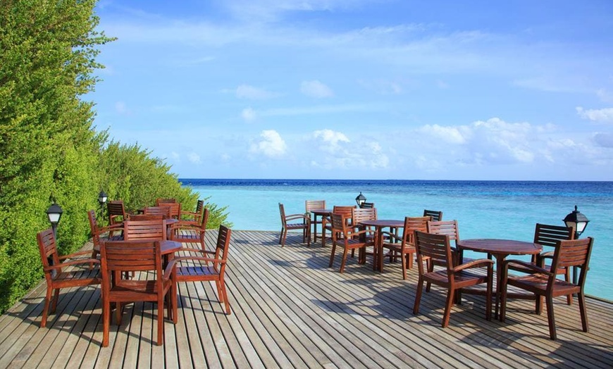 Image 7: ✈ MALDIVES | Atoll Malé Sud - Embudu Village 3* - Plage de sable blanc