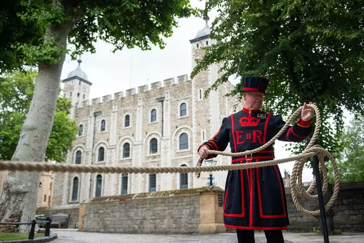 VIP Tower of London and Crown Jewels Tour with Private Beefeater Me...