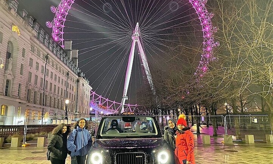 Image 5: Private Christmas Lights Black Taxi Tour With Guide