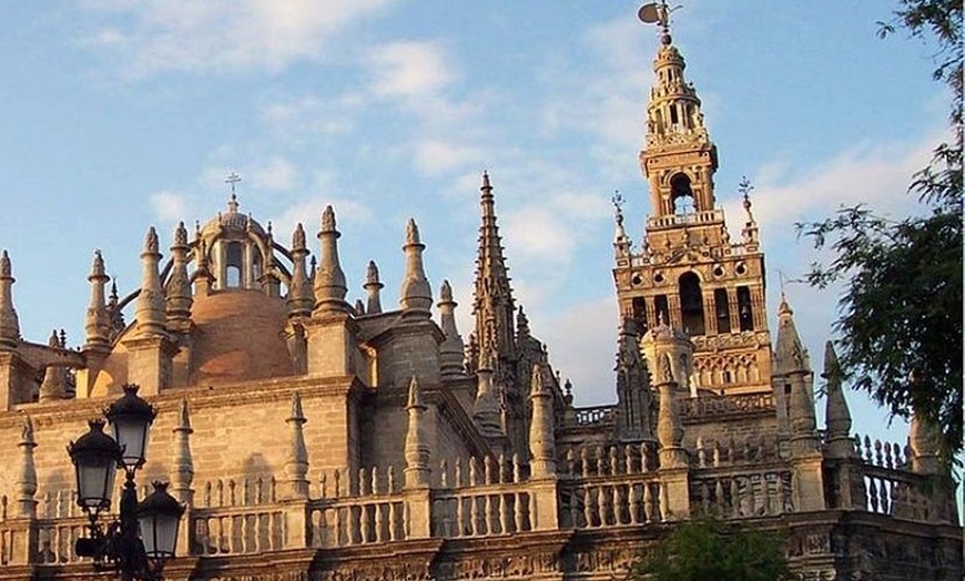 Image 3: Catedral de Sevilla, Giralda y Plaza de Toros Real Maestranza