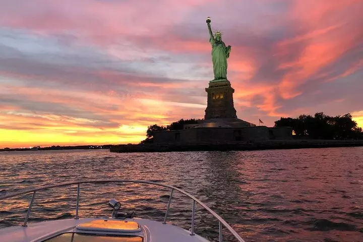 2-hour Private Luxury New York City Sunset Boat Tour