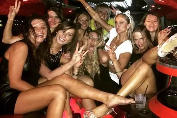 Las Vegas Bar Crawl by Party Bus with Free Drinks