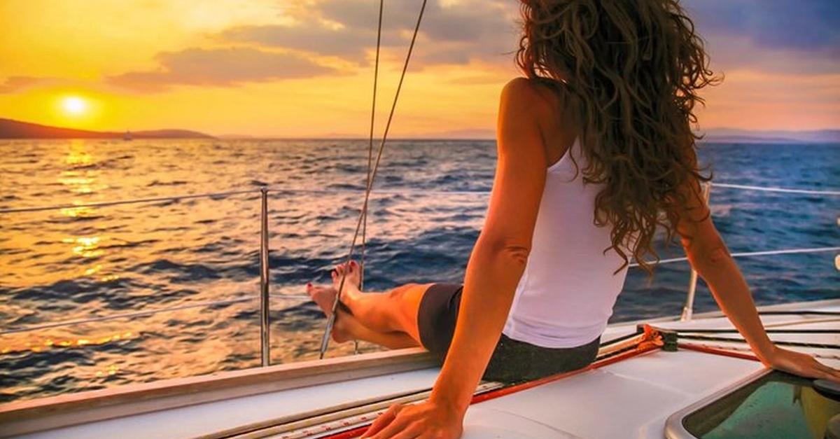 Excursión en velero al atardecer en Barcelona