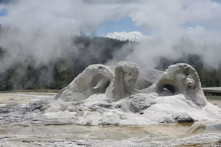 Yellowstone's Upper Geyser Basin: A Self-Guided Audio Tour