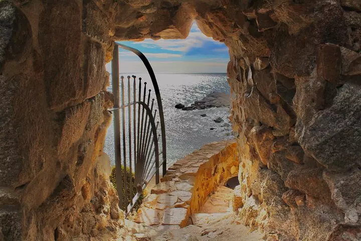 Tour turístico de un día por la Costa Brava con paseo en barco desd...