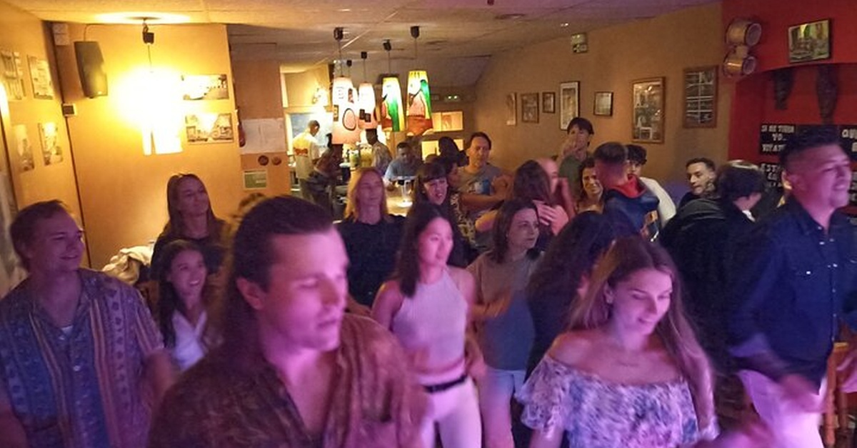 Experiencia nocturna de salsa y bailes latinos en Barcelona