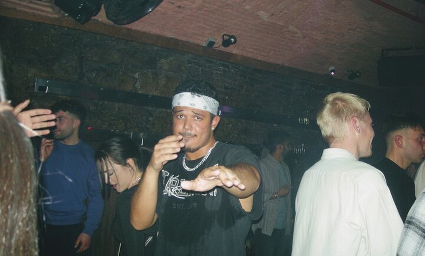 Image 6: OG Barcelona Night Adventure — 3 bares, 3 chupitos y entrada VIP al...