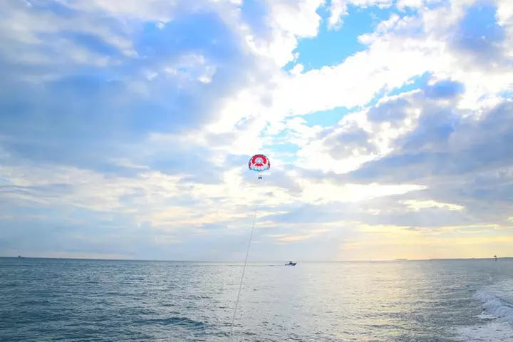 Parasailing in Key West at Smathers Beach