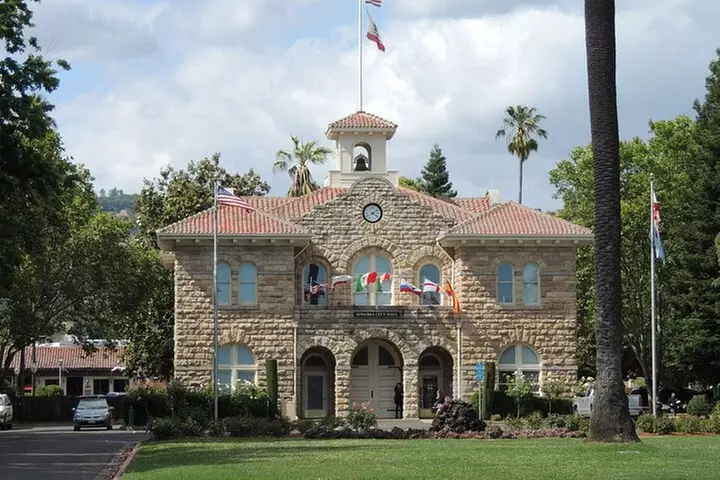 #1 Sonoma Walking Food, Wine Tasting & History Tour (Public Tour)