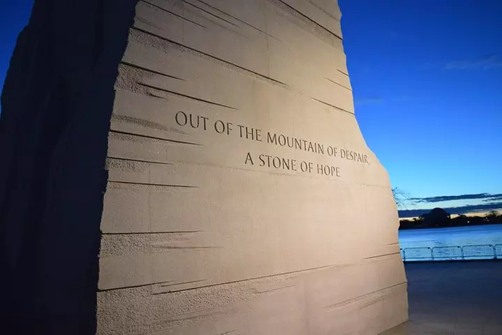 Small Group National Mall Night Tour with 10 Top Attractions