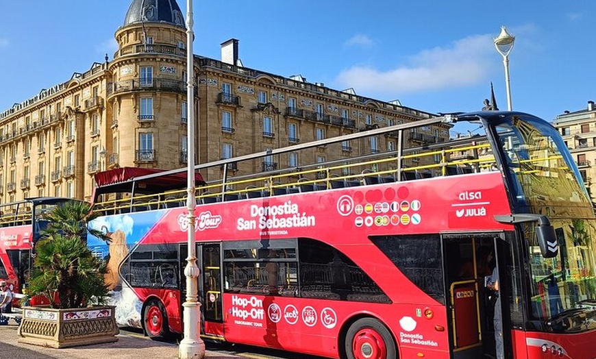 Image 2: Visita turística en autobús turístico por San Sebastián