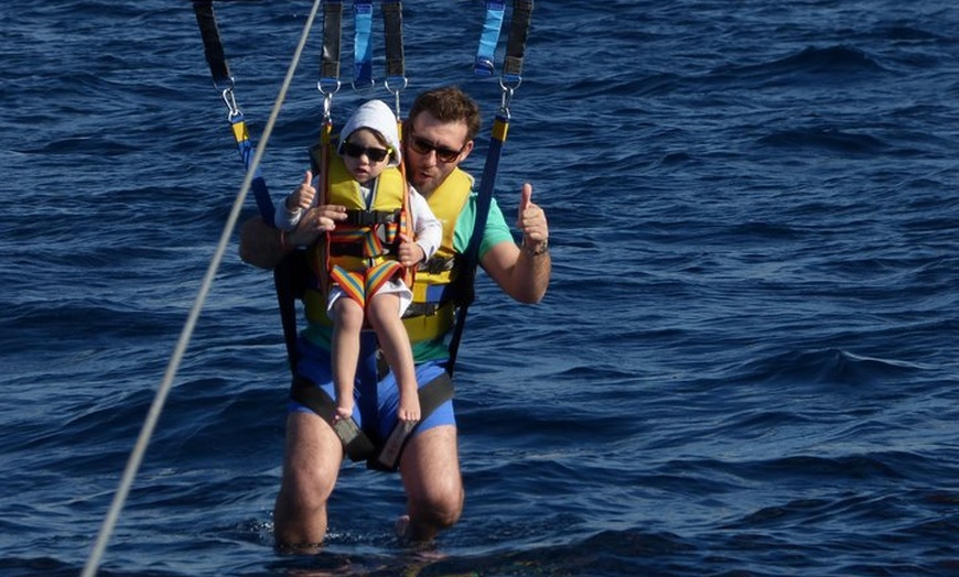 Image 3: Parascending Tenerife. Pasea sobre el mar del sur de Tenerife