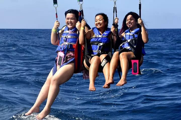 Parasailing in Waikiki from Oahu Hawaii