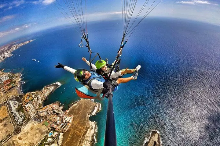 Vuelo en parapente GOLD incluyendo videos / fotos, camiseta y una b...