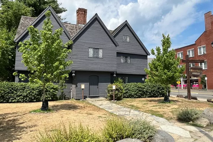 Salem Witch Trials Tour from Boston by optional Ferry or Train