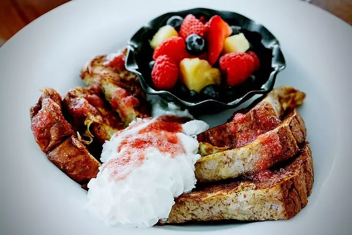 Whale Watching and Sunrise Breakfast Cruise in Honolulu