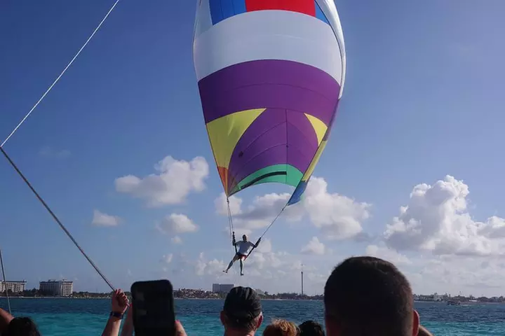 Top Sailing to Isla Mujeres with lunch and open bar from Cancun
