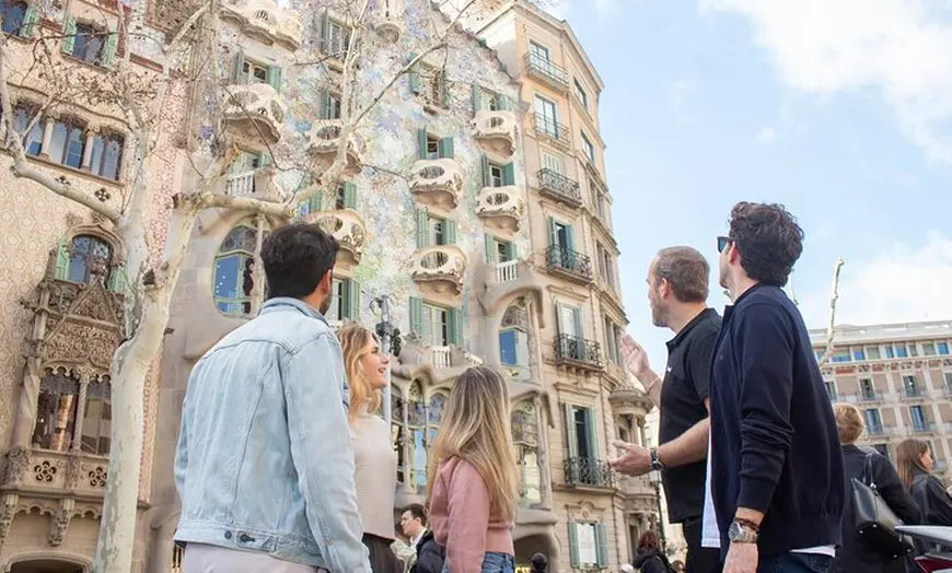 Image 8: Tour Barcelona 360 : Tour a pie de vuelo, vela y casco antiguo