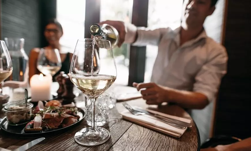Image 1: Sevilla: Degustación de vinos con un sumiller español