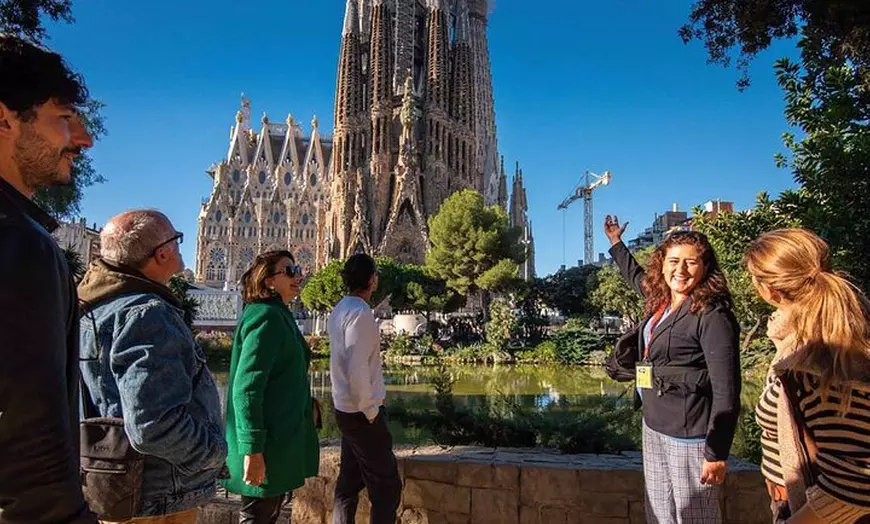 Image 11: Explora la obra maestra de Gaudí con la visita guiada a la Sagrada ...