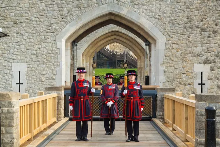 VIP Tower of London and Crown Jewels Tour with Private Beefeater Me...