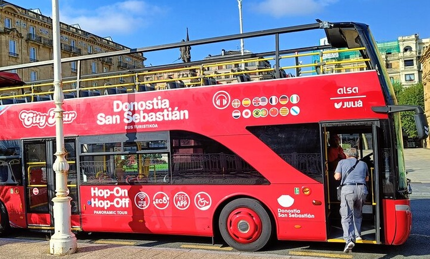 Image 3: Visita turística en autobús turístico por San Sebastián